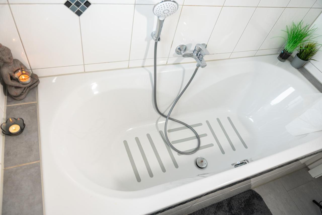 #1 Modernes Zimmer Mit Pool Und Garten Memmingen Dış mekan fotoğraf
